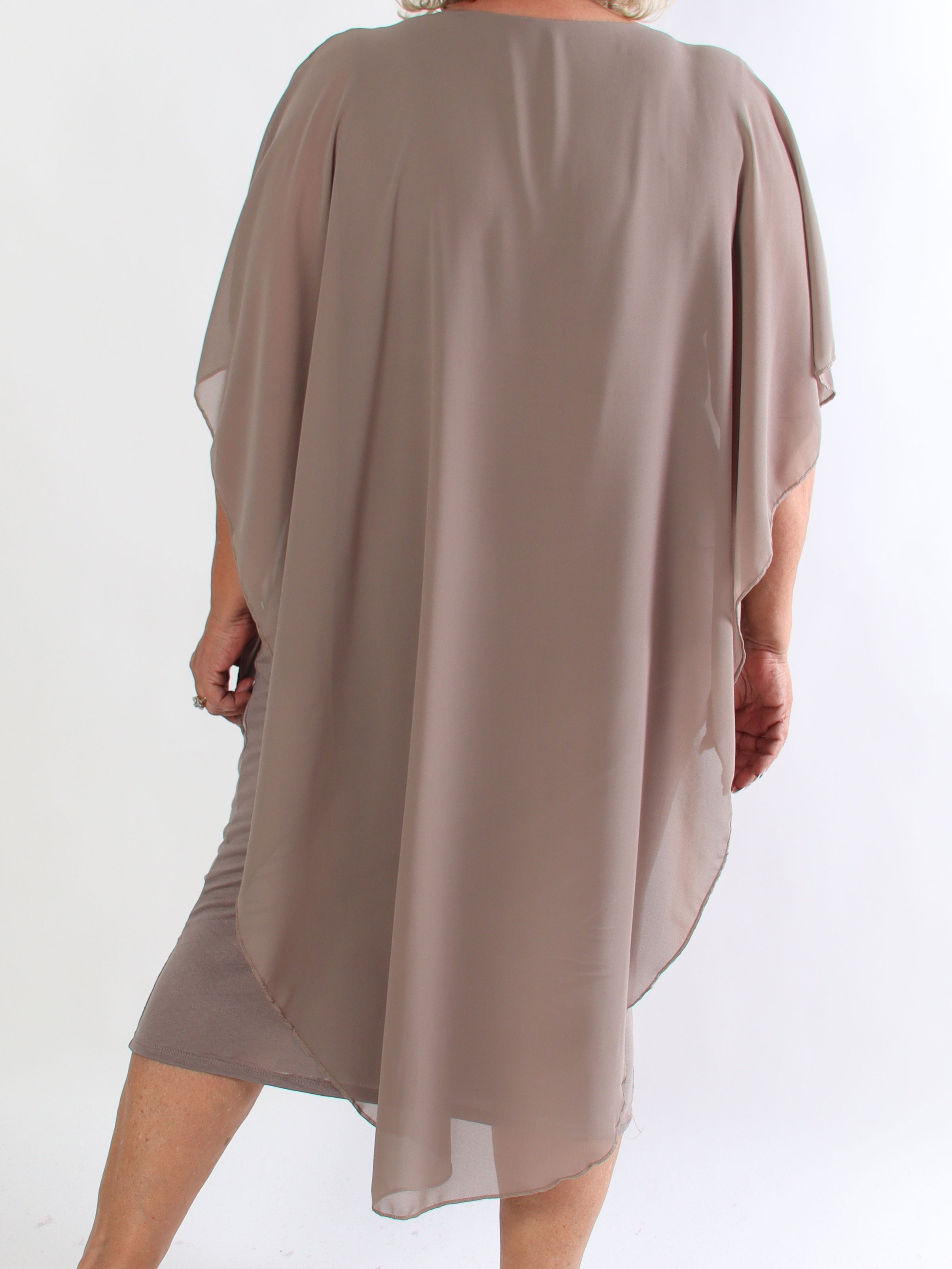 Kenya Long - Elegant plus size kjole med let chiffonlag og rund udskæring